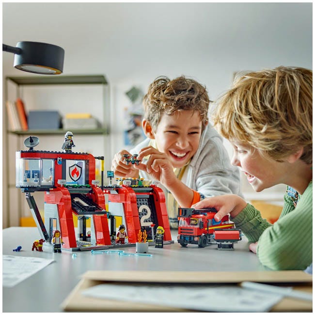 LEGO CITY FIRE STATION WITH FIRE TRUCK