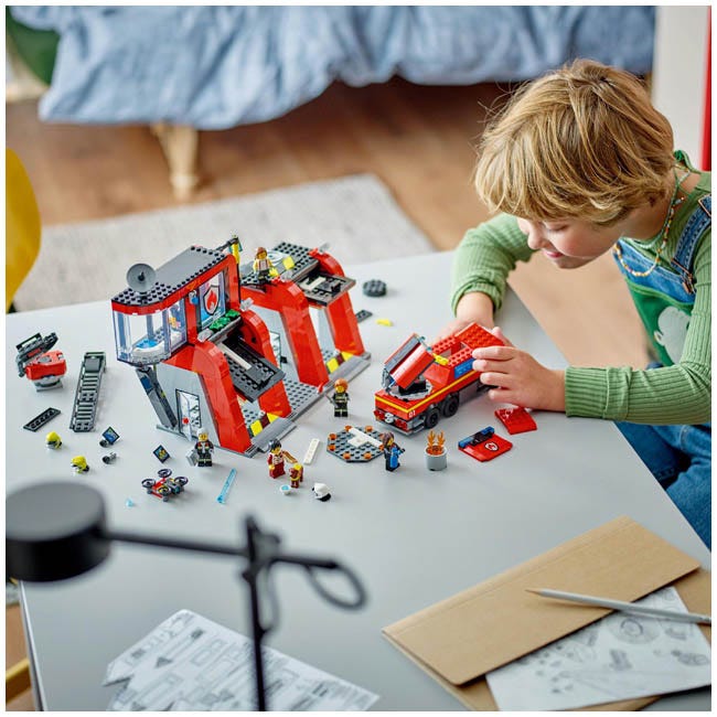 LEGO CITY FIRE STATION WITH FIRE TRUCK