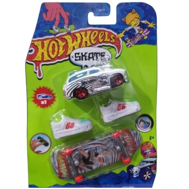 HOTWHEELS FINGER SKATES AND SKATEBOARD WITH DIECAST CAR